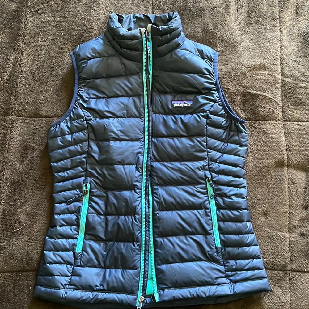 Women’s Patagonia vest. Navy with teal trim. Excellent condition.
